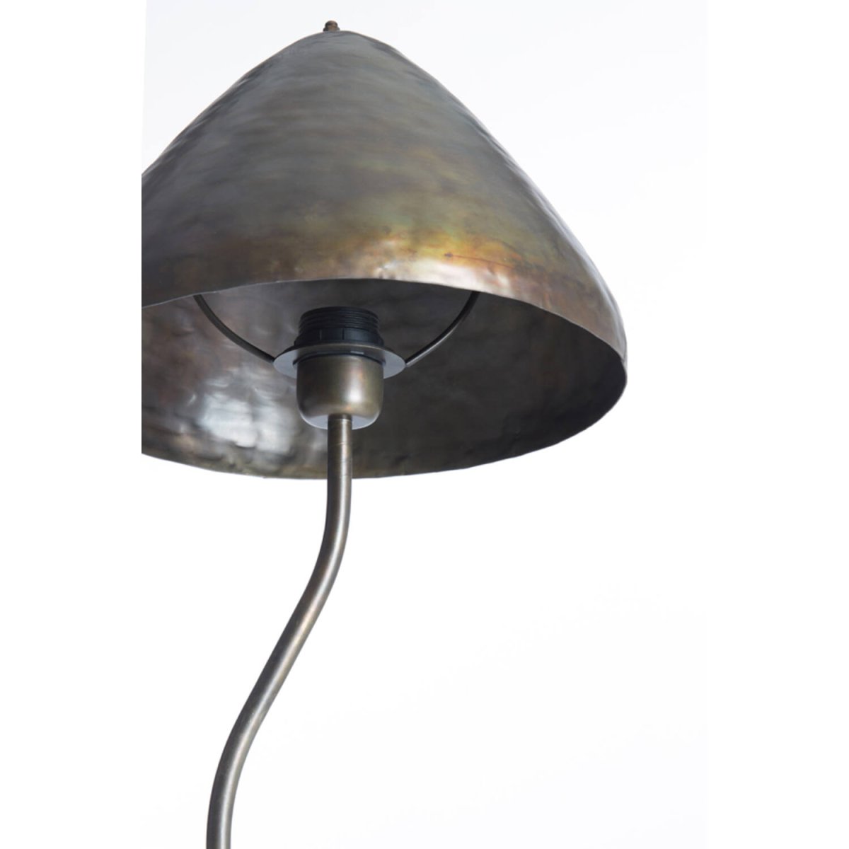 Elimo 67cm Brons bordslampa från Light & Living - Elimo &auml;r en unik bordslampa i en m&ouml;rk brons finish, d&auml;r den sv&auml;ngda foten och den hamrade ytan p&aring; sk&auml;rmen skapar ett organiskt och konstn&auml;rligt uttryck.