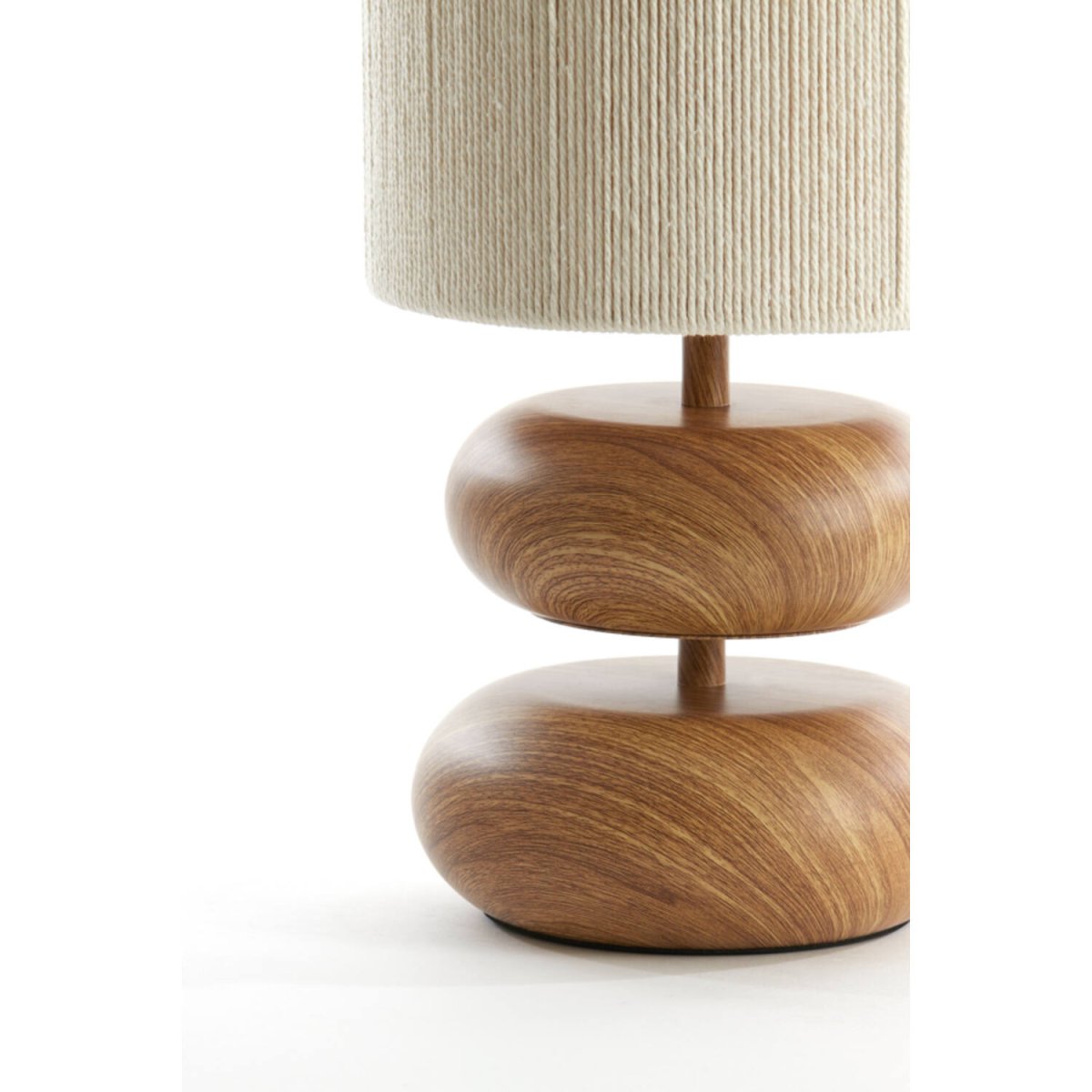 Danialo 50cm Trä bordslampa från Light & Living - Den harmoniska kombinationen av material skapar en varm och inbjudande k&auml;nsla, perfekt f&ouml;r en skandinavisk eller bohemisk inredning.