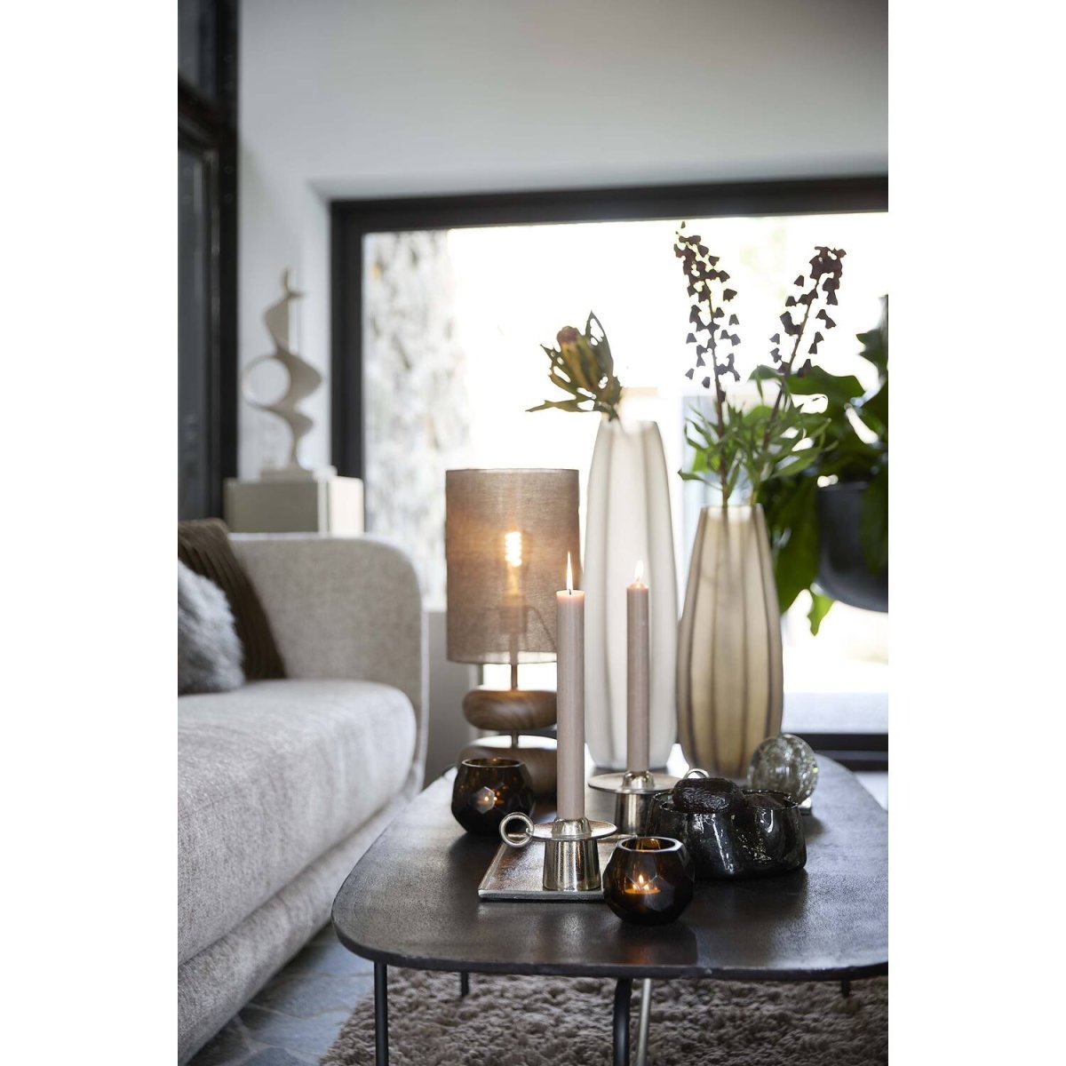 Danialo 50cm Brun bordslampa från Light & Living - Den harmoniska kombinationen av material skapar en varm och inbjudande k&auml;nsla, perfekt f&ouml;r en skandinavisk eller bohemisk inredning.