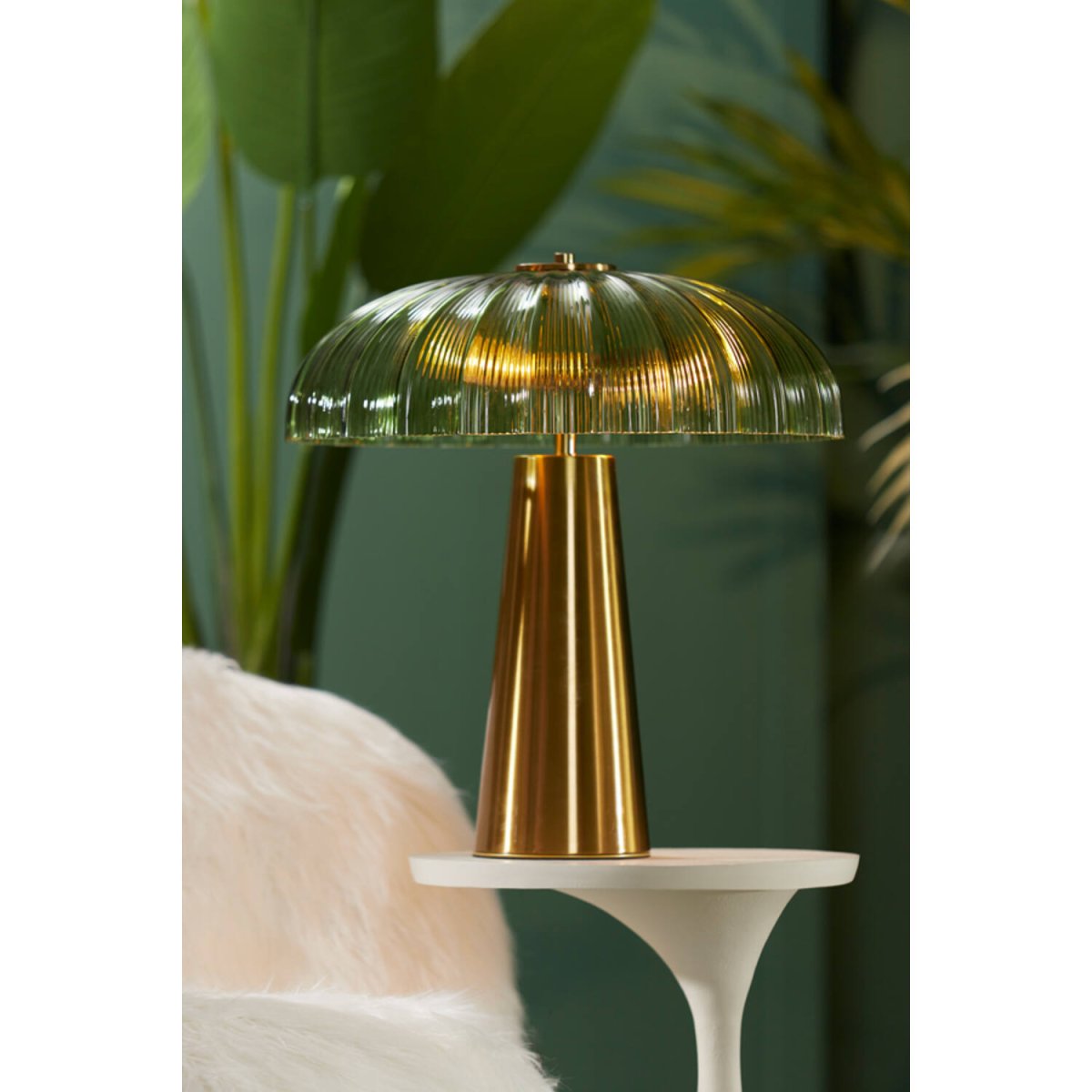 Fungo 50cm Guld bordslampa från Light & Living - Den eleganta och sofistikerade designen ger en lyxig touch till inredningen och skapar en varm, behaglig ljusspridning.