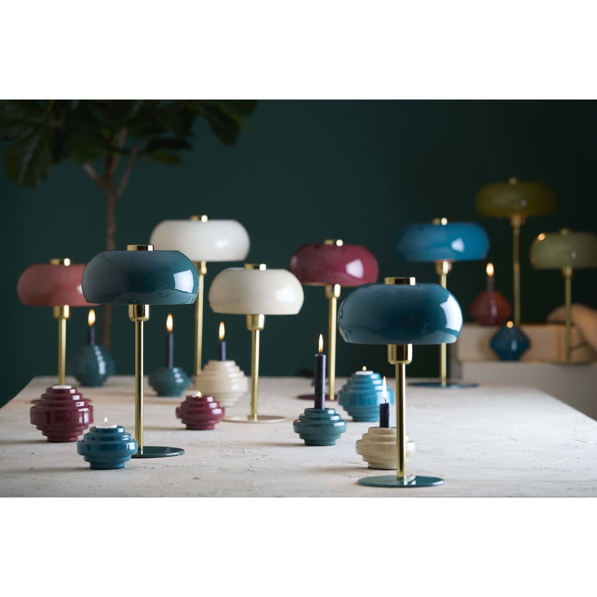 Surin 40cm Mörkgrön bordslampa från Light & Living - Surin &auml;r en stilfull bordslampa med en blank m&ouml;rkgr&ouml;n sk&auml;rm och en fot i guld-finish.