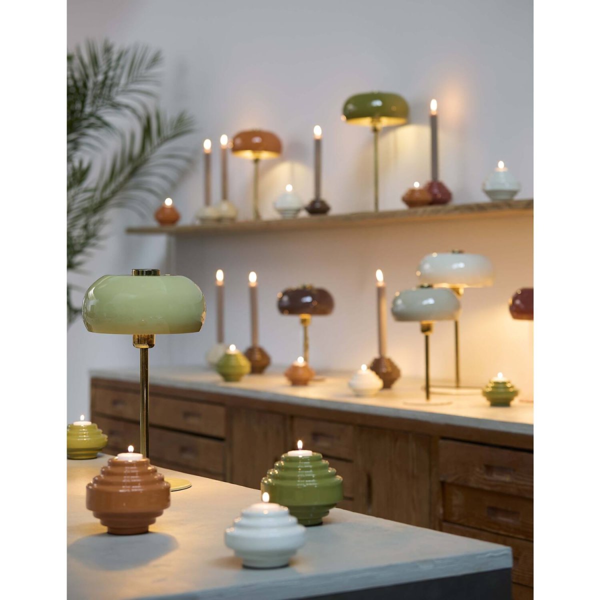 Surin 47cm Olivgrön bordslampa från Light & Living - Surin &auml;r en stilfull bordslampa med en blank olivgr&ouml;n sk&auml;rm och en fot i guld-finish.