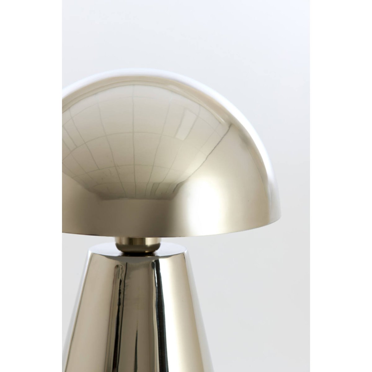 Surrina 40cm Nickel bordslampa från Light & Living - Surrina &auml;r en stilren bordslampa av rostfritt st&aring;l med en blank nickel-finish, vilket ger en lyxig och modern k&auml;nsla.