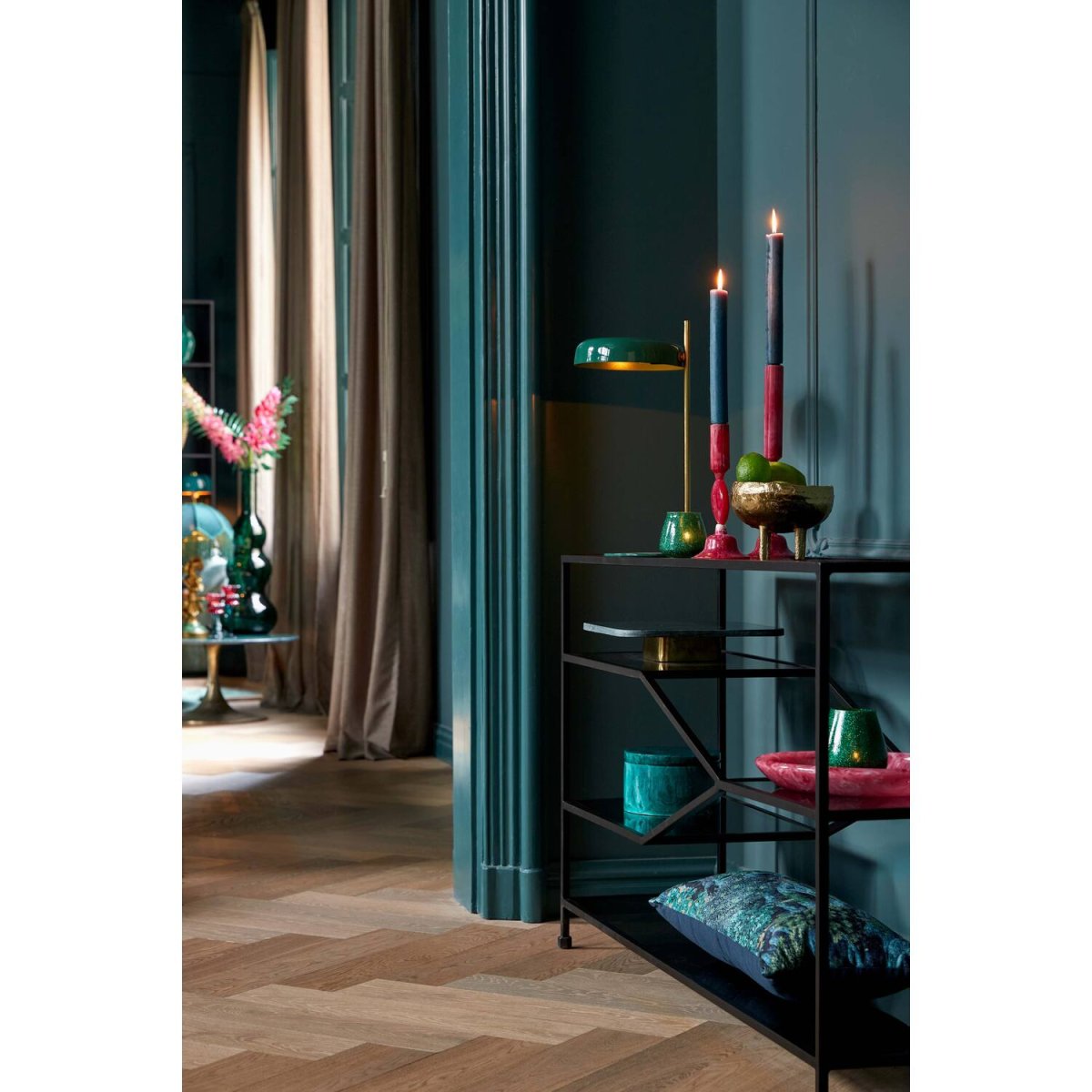 Maleka 47cm Mörkgrön bordslampa från Light & Living - Maleka &auml;r en sofistikerad bordslampa med en blank m&ouml;rkgr&ouml;n sk&auml;rm och en stomme i guld-finish.