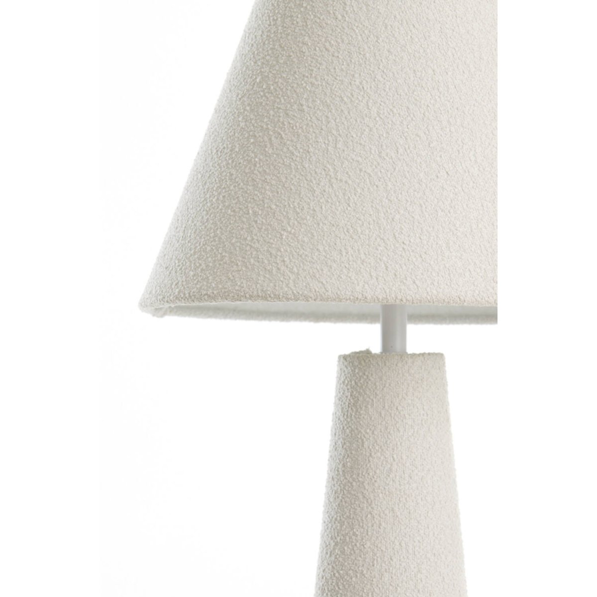 Devia 60cm Krämvit bordslampa från Light & Living - Lampan &auml;r kl&auml;dd i en mjuk, kr&auml;mvit textil som ger en varm och behaglig k&auml;nsla, medan fotens diskreta m&auml;ssingsdetalj tillf&ouml;r en touch av lyx.