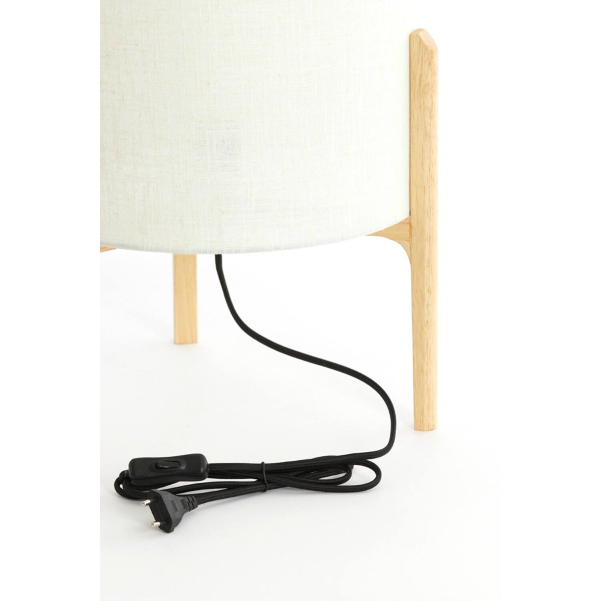 Litto 58cm Vit bordslampa från Light & Living - Litto &auml;r lika fin p&aring; s&auml;ngbordet som i vardagsrummet eller hallen &ndash; en stilfull detalj som bidrar till en ombonad k&auml;nsla i rummet.