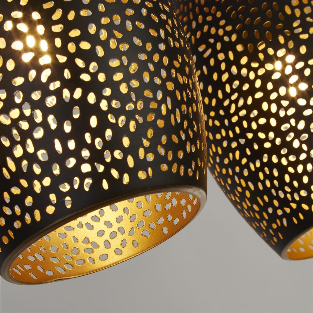 Laser 90cm Svart taklampa från Searchlight - Laser &auml;r ett riktigt statement i alla rum med sina laserskurna sk&auml;rmar i matt svart metall och guldf&auml;rgade insidor som skapar ett varmt sken och dekorativa ljusm&ouml;nster p&aring; v&auml;ggar och tak.