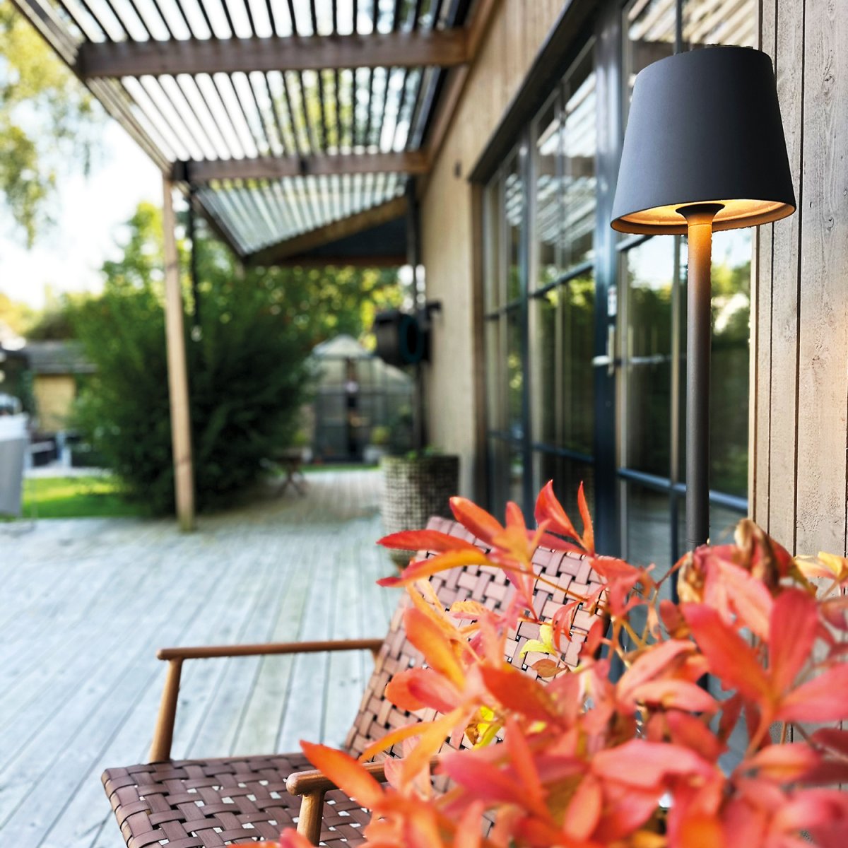 Sofy Mörkgrå från Lightson - Sofy &auml;r en stilren golvlampa i m&ouml;rkgr&aring; aluminium, speciellt designad f&ouml;r att skapa en ombonad och mysig st&auml;mning i dina utomhusmilj&ouml;er.