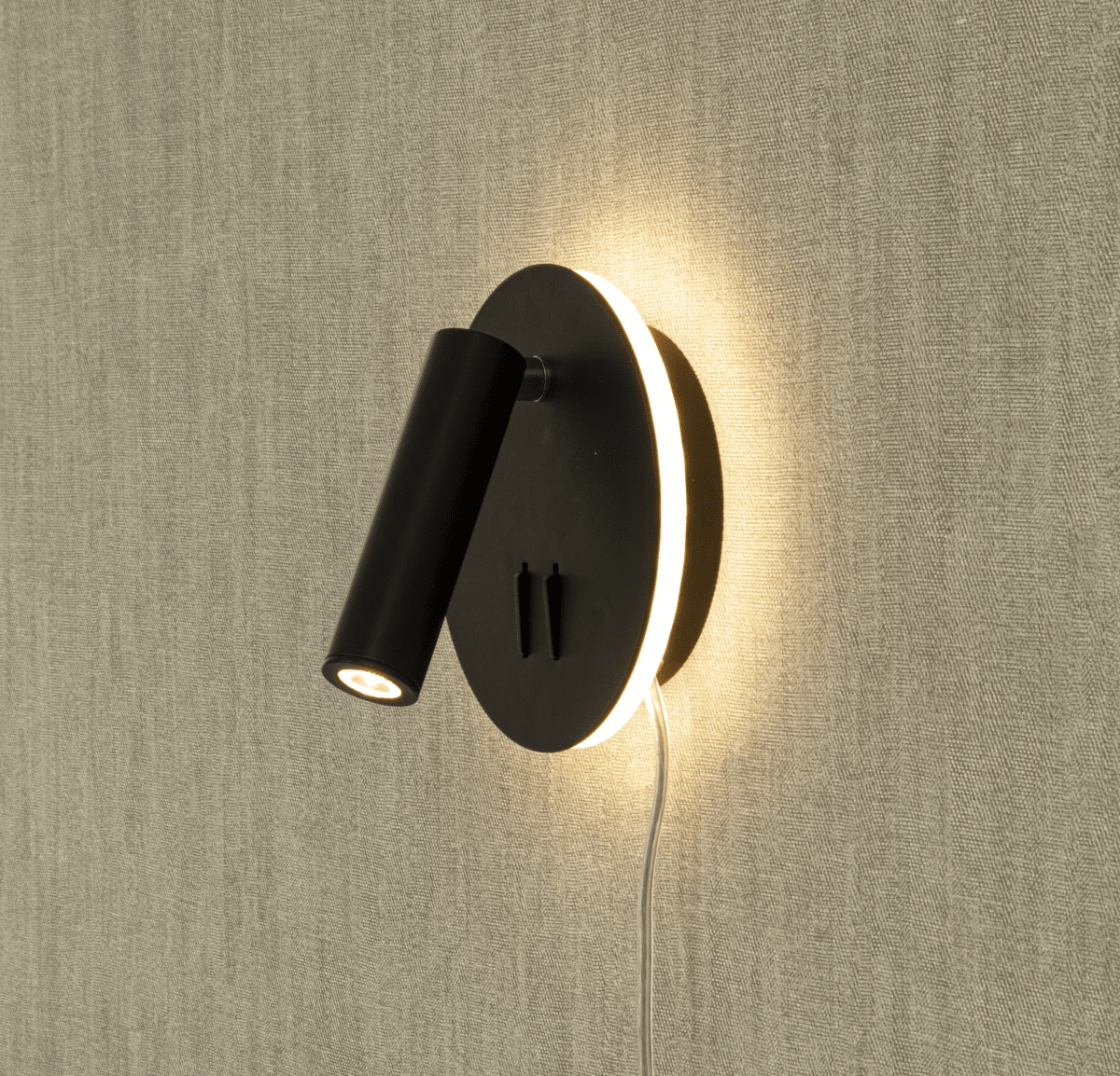 Ace Svart läslampa från Aneta Lighting - Lamporna sl&aring;s p&aring; och av med en str&ouml;mbrytare p&aring; lampan, var och en med sin egen str&ouml;mbrytare.