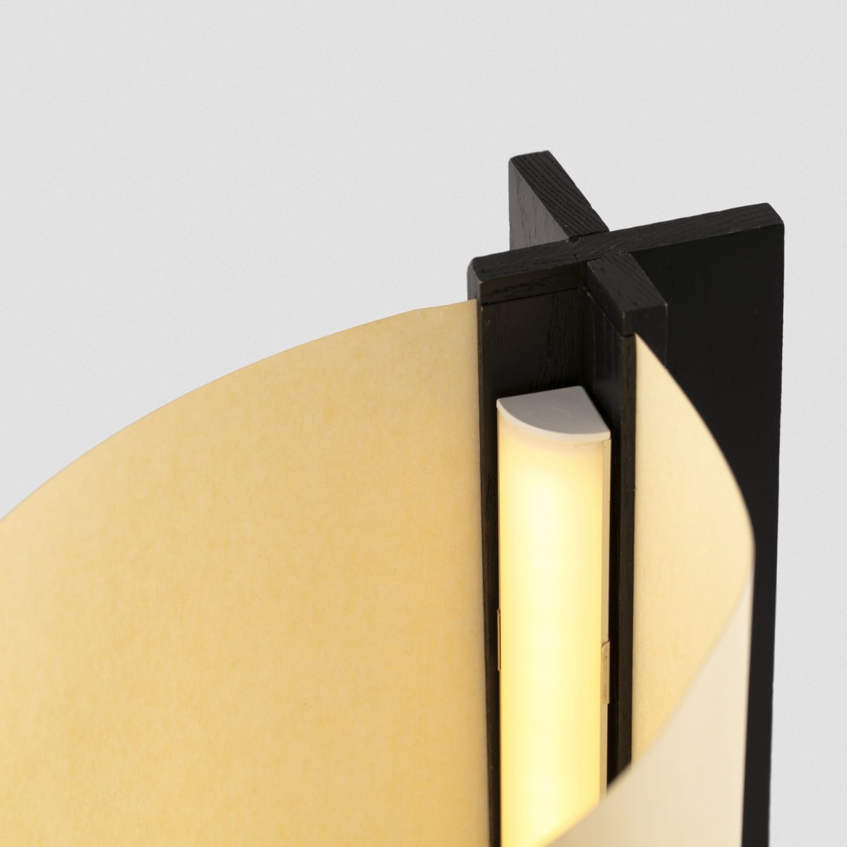 Cata 25cm Svart bordslampa från Faro Barcelona - Tillverkad av certifierat och h&aring;llbart tr&auml;, kombinerar Cata en svart, sofistikerad finish med ett tydligt fokus p&aring; milj&ouml;n.