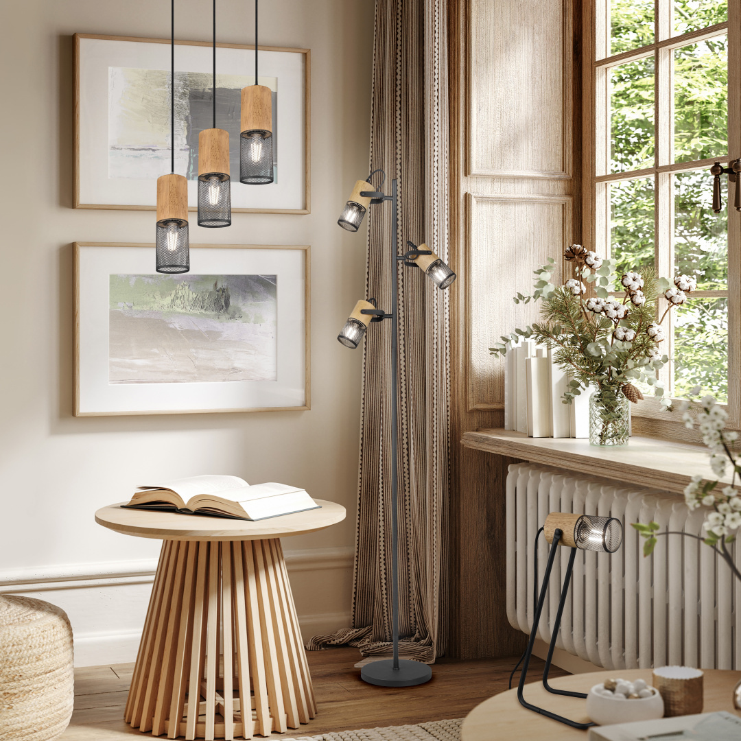 Tosh 40cm Svart skrivbordslampa från Trio Lighting - Den mattsvarta metallen och tr&auml;inslagen g&ouml;r den till ett sj&auml;lvklart val f&ouml;r minimalistiska och stilrena inredningar.