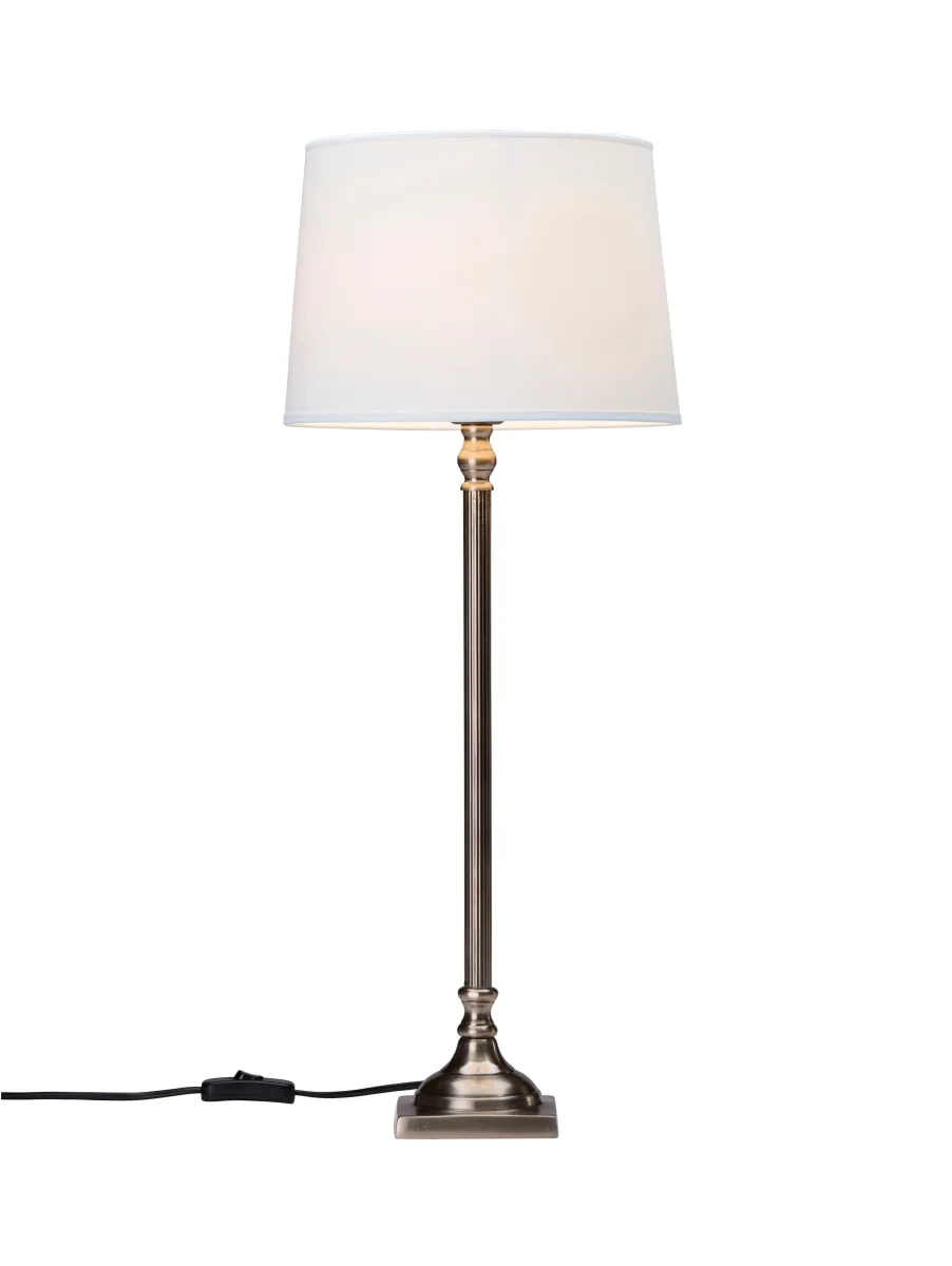 Margot 63cm Antiksilver bordslampa från PR Home - Lampfoten &auml;r 41cm h&ouml;g och 10,5 cm djup, har en 1,6m svart plastsladd med str&ouml;mbrytare.