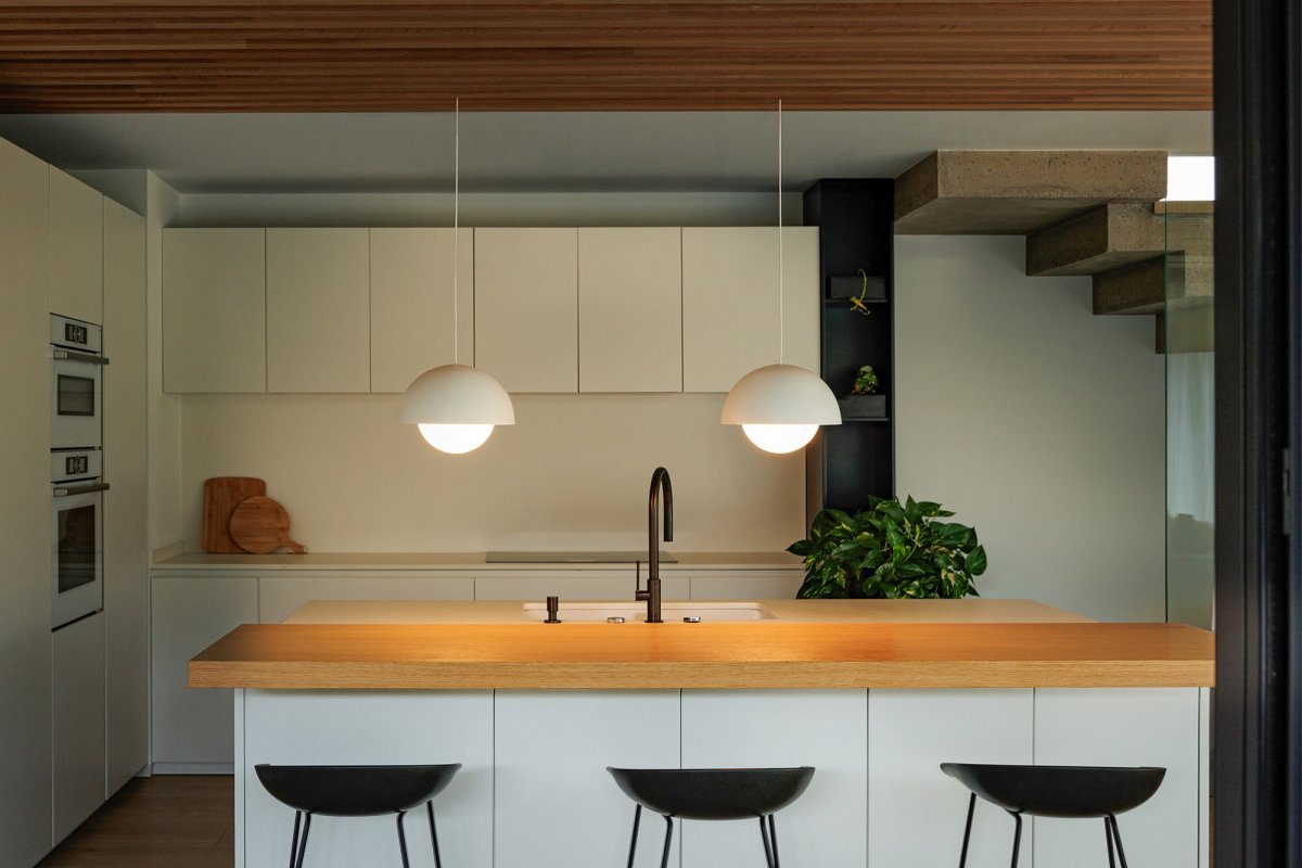 Marisol Ø30 Vit taklampa från Faro Barcelona - Marisol &auml;r en stilren pendellampa med mjuka linjer och en minimalistisk retrodesign som passar i alla typer av hem.