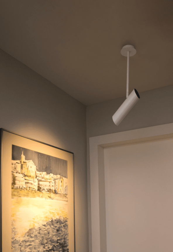 Link Vit spotlight från Faro Barcelona - Den stilrena designen kombinerar estetik och funktion, vilket g&ouml;r lampan till ett perfekt val f&ouml;r moderna interi&ouml;rer.
