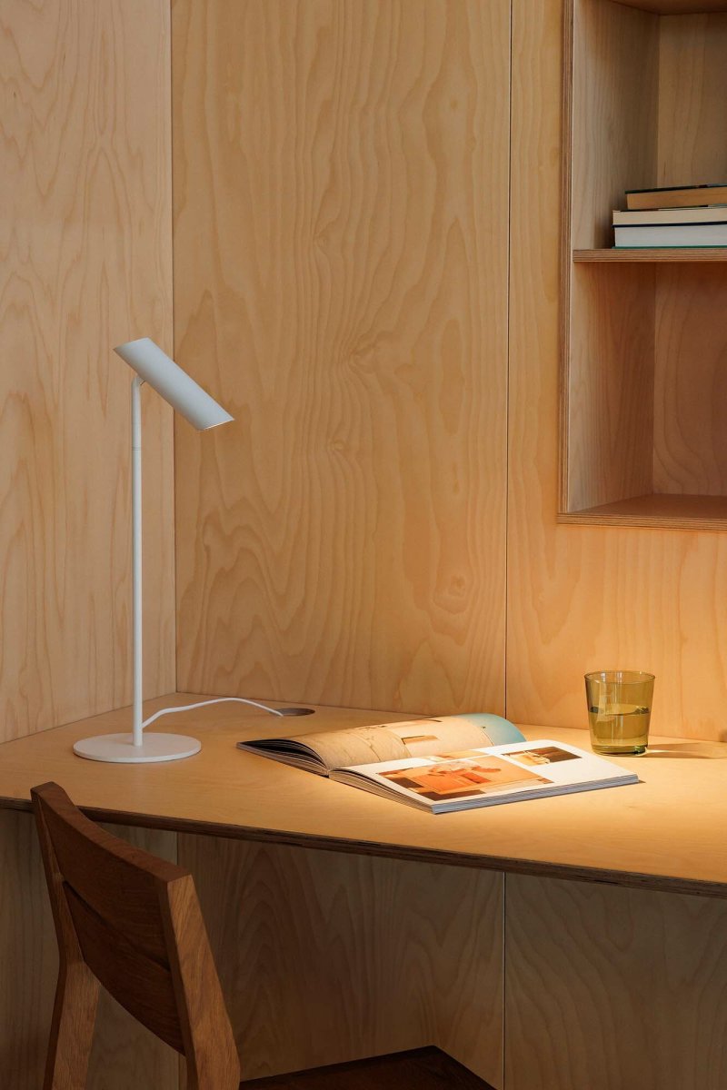 Leo 48cm Vit skrivbordslampa från Faro Barcelona - Leo &auml;r en vit bordslampa med integrerad LED som kombinerar m&aring;ngsidighet med modern design.