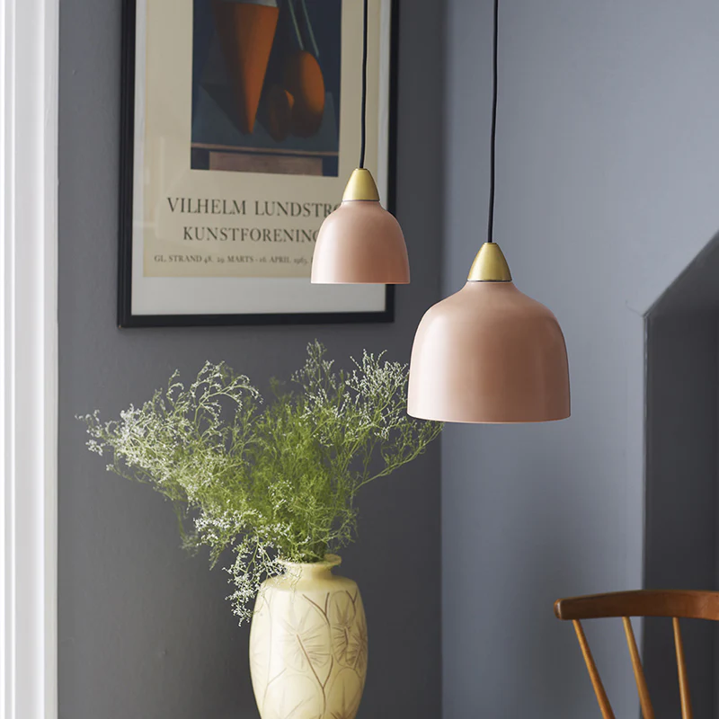 Urban Mini Ø15 Rosa taklampa från Superliving - Trots sin mindre storlek levererar Urban Mini en imponerande ljusspridning och fungerar lika bra &ouml;ver k&ouml;ksb&auml;nken som i en mysig l&auml;sh&ouml;rna.