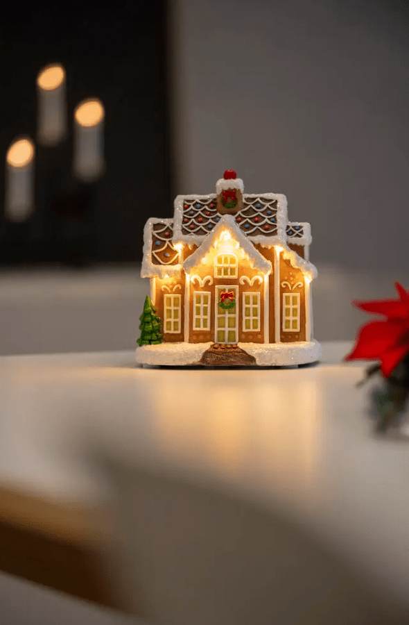 Pepparkakshus LED 17cm Brun från Konstsmide - S&ouml;tt pepparkakshus med 9st LED-ljus som lyser upp julens magi i ett varmvitt sken.