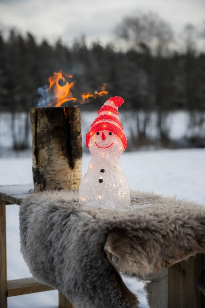 Snögubbe akryl Röd från Konstsmide - En lekfull och v&auml;dert&aring;lig dekoration som sprider julgl&auml;dje i tr&auml;dg&aring;rden, p&aring; balkongen eller i hallen.