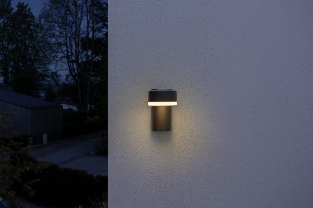 Spot Mörkgrå utelampa från Osram - Den minimalistiska designen g&ouml;r att Spot passar perfekt f&ouml;r b&aring;de moderna och klassiska utemilj&ouml;er, vilket ger ett effektivt och riktat ljus.