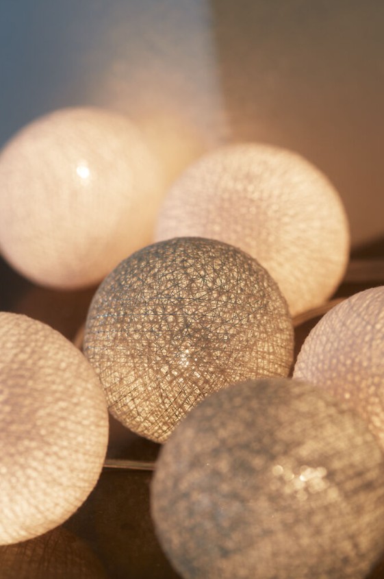 Irislights Silver 35 bollar Silver från Irislights - Den eleganta ljusslingan Silver kommer fr&aring;n Irislights och &auml;r en h&auml;rlig ljusk&auml;lla tillverkad av handgjorda bollar i bomull och polyester.