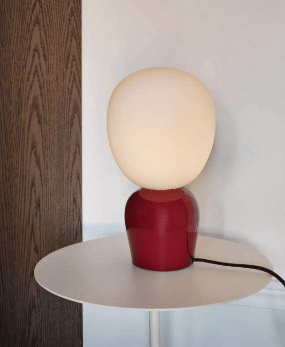Buddy 34cm Vinröd bordslampa från Belid - Med sitt j&auml;mna sken och sin sofistikerade design blir Buddy en naturlig del av hemmet, en f&ouml;ljeslagare som sprider ljus och karakt&auml;r i generationer fram&aring;t.
