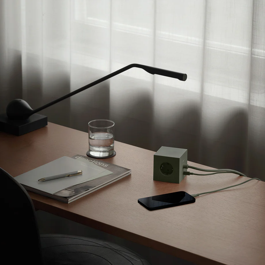 Square 1 with 30W Dual USBC & Magnetic base, 3m Grön från Avolt - Grenuttag fr&aring;n Avolt med en stilren design med en l&aring;ng sladd i PVC, en kub i &aring;tervunnen plast och en magnetplatta i botten f&ouml;r att kunna h&auml;ngas upp p&aring; v&auml;ggen.