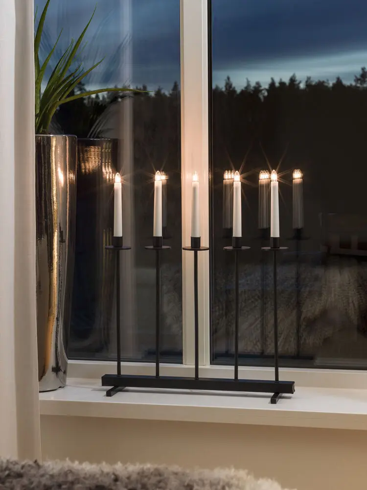 Elljusstake 5ljus Svart från Konstsmide - Ge ditt hem en modern och stilren julst&auml;mning med denna exklusiva adventsljusstake i svartlackerat st&aring;l.