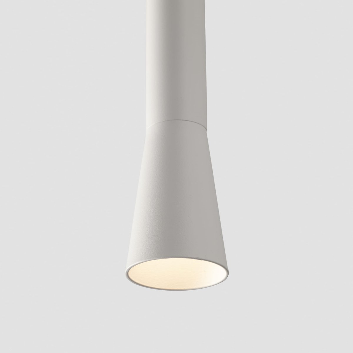 Nina Ø4 Vit taklampa från Faro Barcelona - Nina &auml;r en vit pendellampa med integrerad LED-teknik och en stilren, minimalistisk design.