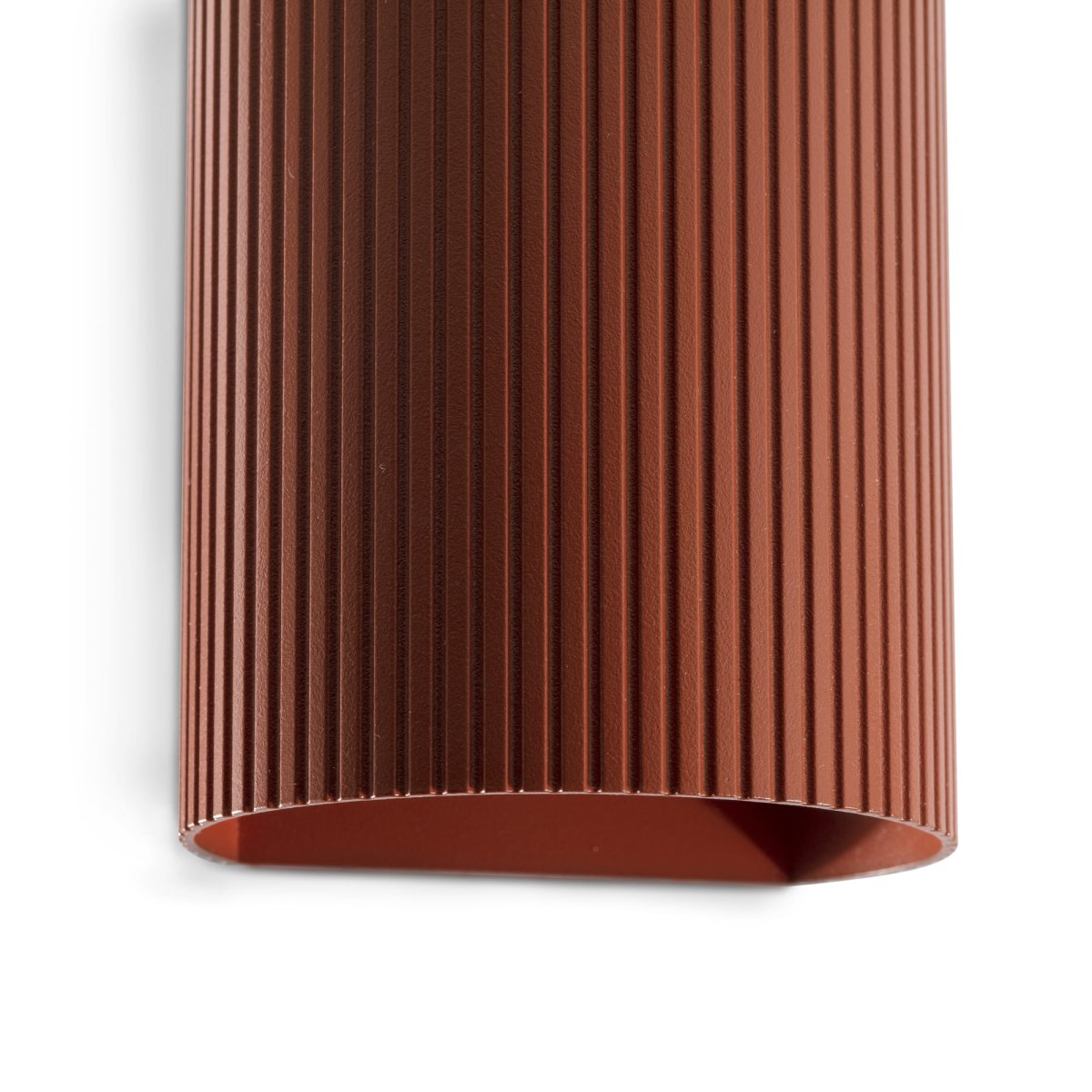 Sole 10cm Terracotta räfflad vägglampa från Faro Barcelona - Finns i tv&aring; storlekar och kan avge ljus i en eller tv&aring; riktningar &ndash; perfekt f&ouml;r hallar, trapphus och mindre utrymmen.