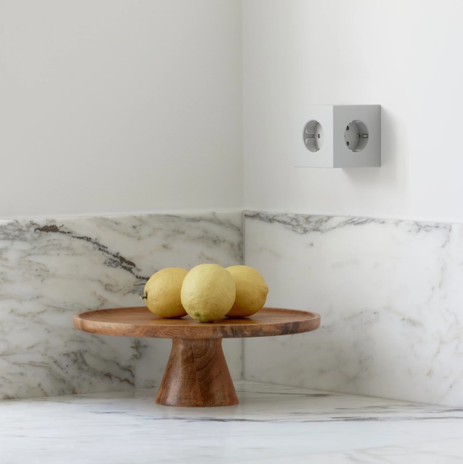 Square 2 Socket extender with 30W Dual USBC Grå från Avolt - Uttagsf&ouml;rl&auml;ngare fr&aring;n Avolt med en stilren design med en kub i &aring;tervunnen plast och en magnetplatta i botten f&ouml;r att kunna h&auml;ngas upp p&aring; v&auml;ggen.