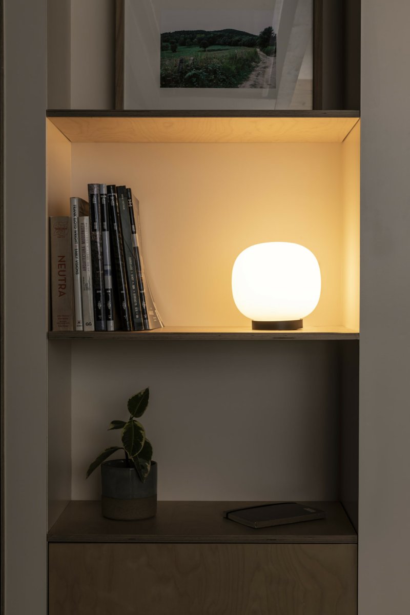 Amelia 22cm Vit bordslampa från Faro Barcelona - Amelia &auml;r en stilren svart bordslampa designad av H&eacute;ctor Serrano, med organiska, mjuka former som sm&auml;lter in och f&ouml;rh&ouml;jer rummet p&aring; ett subtilt s&auml;tt.