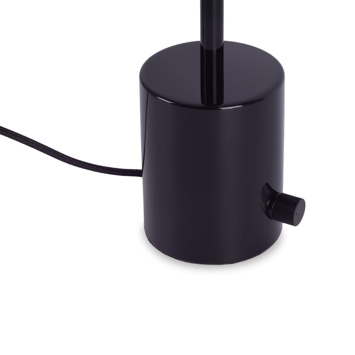 Hoshi 40cm Svart bordslampa från Faro Barcelona - Den blanka svarta finishen ger ett uttryck fullt av karakt&auml;r och elegans &ndash; perfekt som stilren detalj i b&aring;de moderna och klassiska milj&ouml;er.