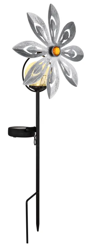 Wind Silver solcellslampa från Globo Lighting - De dekorativa bladen i silverfinish roterar med vinden och skapar en vacker r&ouml;relse, medan den inbyggda solcellsbelysningen lyser upp i m&ouml;rkret f&ouml;r en magisk effekt.
