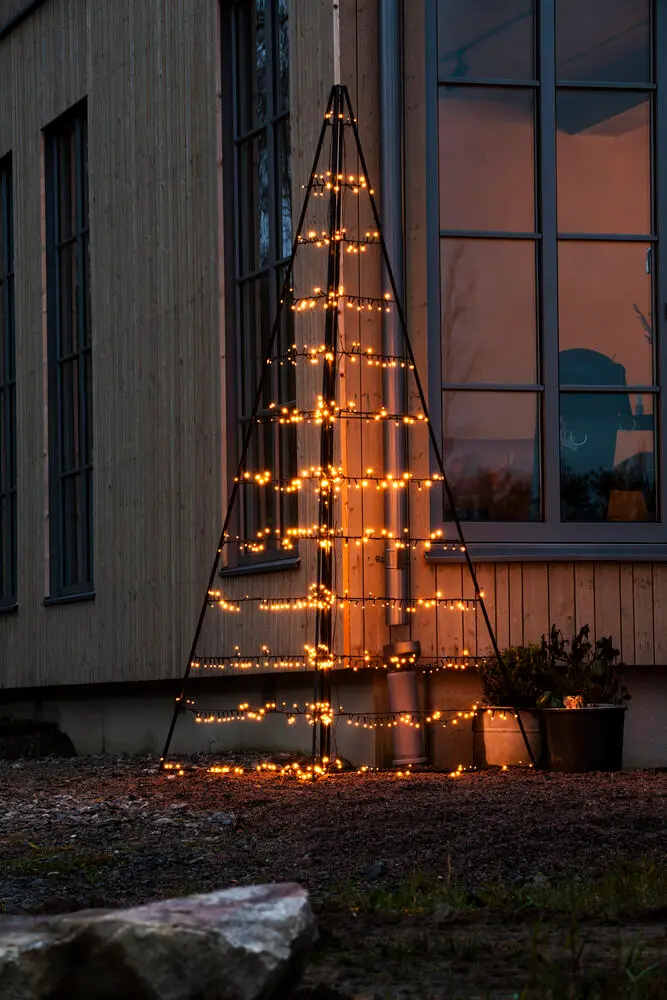 Metalldekoration pyramid 240cm Svart från Konstsmide - Med 651 varma amberf&auml;rgade LED-lampor sprider den ett elegant sken och skapar en magisk atmosf&auml;r.
