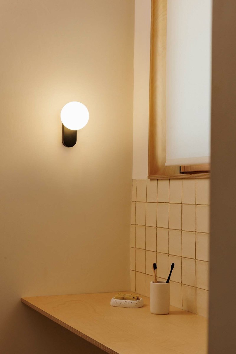 Mabe 16cm Svart badrumslampa från Faro Barcelona - Mabe &auml;r en v&auml;gglampa i matt svart som f&ouml;renar modern design med praktisk funktion.