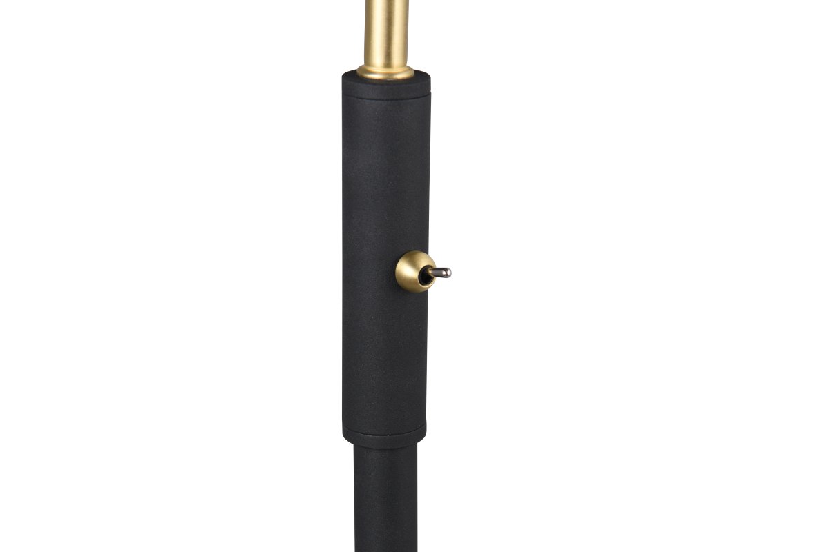 Traveller Svart golvlampa från Trio Lighting - Den svarta f&auml;rgs&auml;ttningen och ljusarmen i matt m&auml;ssing ger en sofistikerad touch, medan den minimalistiska designen sm&auml;lter in i olika inredningsstilar.
