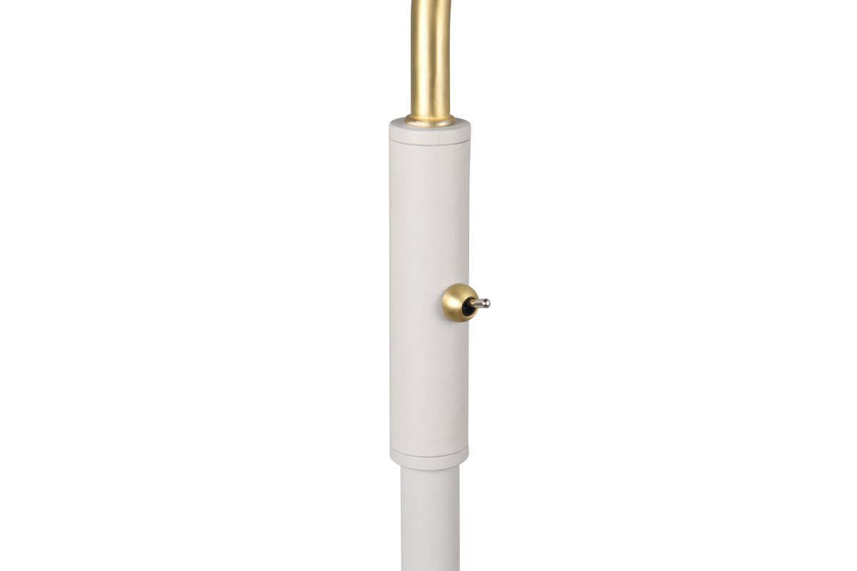 Traveller Grå golvlampa från Trio Lighting - Den varmgr&aring; f&auml;rgs&auml;ttningen och ljusarmen i matt m&auml;ssing ger en sofistikerad touch, medan den minimalistiska designen sm&auml;lter in i olika inredningsstilar.