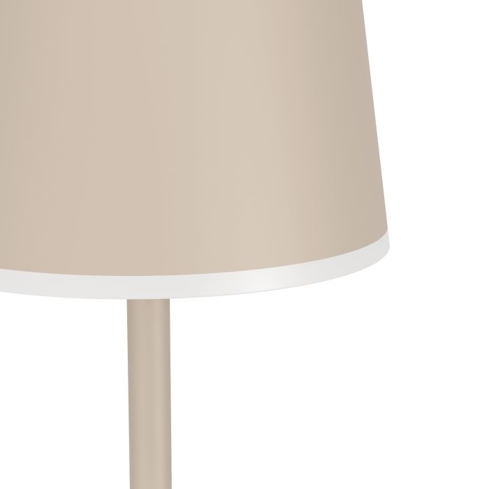 Mannera 140cm Sand portabel från Eglo - Tack vare den tr&aring;dl&ouml;sa funktionen kan lampan placeras fritt i rummet och ger ett j&auml;mnt och behagligt ljus &ndash; perfekt f&ouml;r att skapa st&auml;mning eller f&ouml;r att l&auml;sa.
