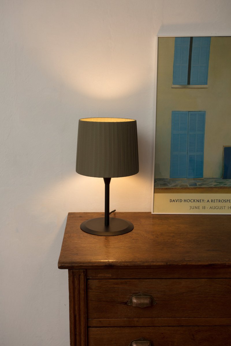 Samba 50cm Grön bordslampa från Faro Barcelona - Perfekt f&ouml;r b&aring;de privata hem och hotellmilj&ouml;er d&auml;r design och atmosf&auml;r &auml;r i fokus.
