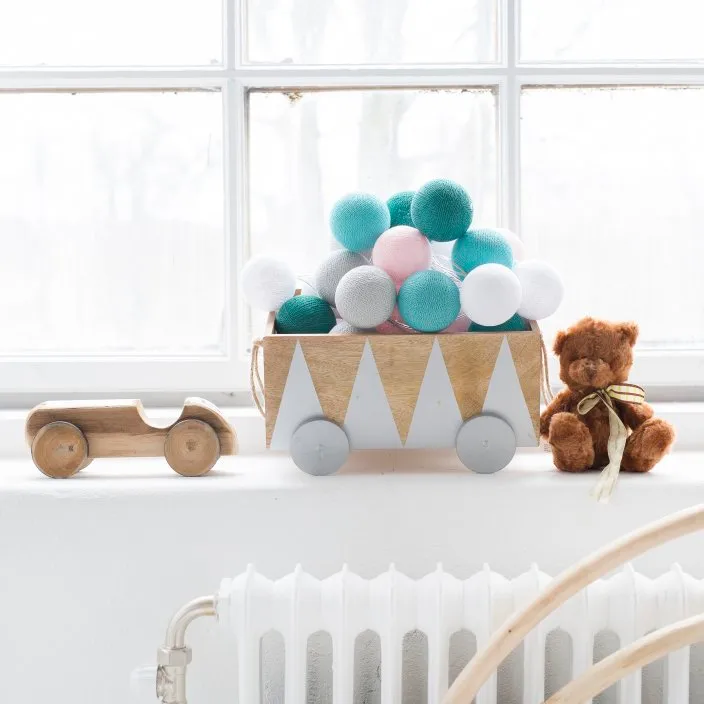 Irislights Spring 35 bollar Flerfärgad från Irislights - Produkten &auml;r handtillverkad och variationer i f&auml;rg, form och storlek kan d&auml;rf&ouml;r f&ouml;rekomma.