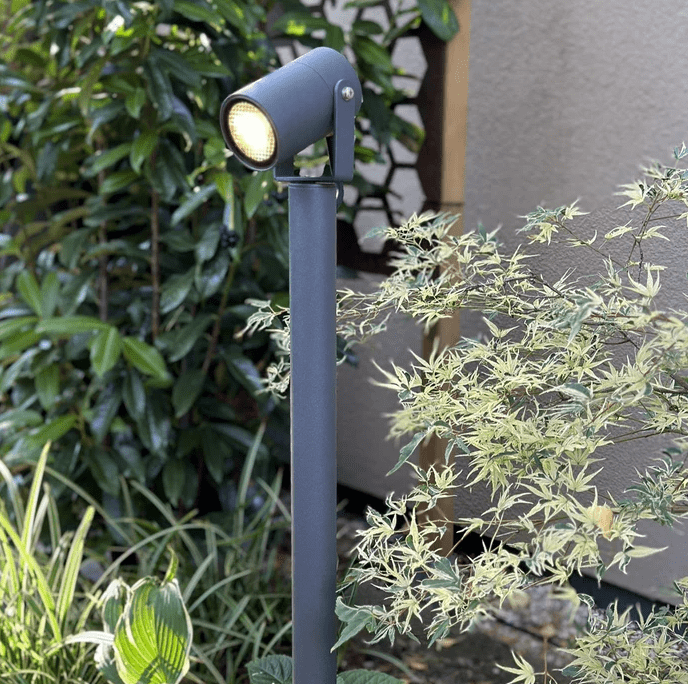 Luna 65 Mörkgrå från Lightson - &nbsp;Under vinterhalv&aring;ret n&auml;r sn&ouml;n t&auml;cker marken &auml;r Luna 65 ett utm&auml;rkt alternativ, eftersom den d&aring; kommer upp ovanf&ouml;r sn&ouml;t&auml;cket och skapar en magisk st&auml;mning i vinterlandskapet.