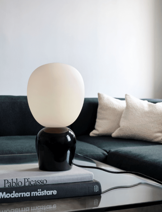 Buddy 34cm Svart bordslampa från Belid - Med sitt j&auml;mna sken och sin sofistikerade design blir Buddy en naturlig del av hemmet, en f&ouml;ljeslagare som sprider ljus och karakt&auml;r i generationer fram&aring;t.