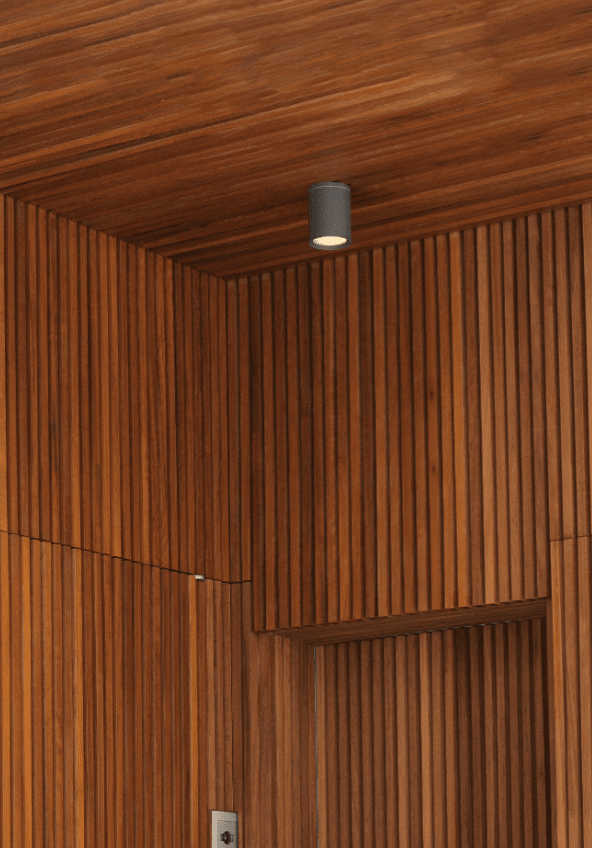 Tasa Grå från Faro Barcelona - Denna tak- och v&auml;gglampa f&ouml;r utomhusbelysning &auml;r tillverkad i h&aring;llbar aluminiumgjutning och har en transparent glasspridare som ger ett klart och fokuserat ljus.