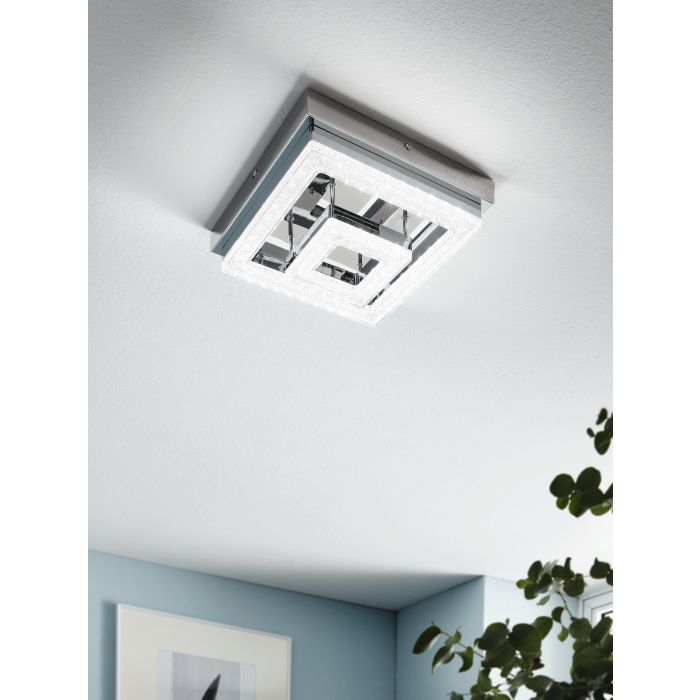 Fradelo 26cm Krom plafond från Eglo - Den inbyggda LED&nbsp; belysningen ger varmvitt ljus, vilket g&ouml;r lampan perfekt f&ouml;r hallen, sovrummet eller k&ouml;ket.