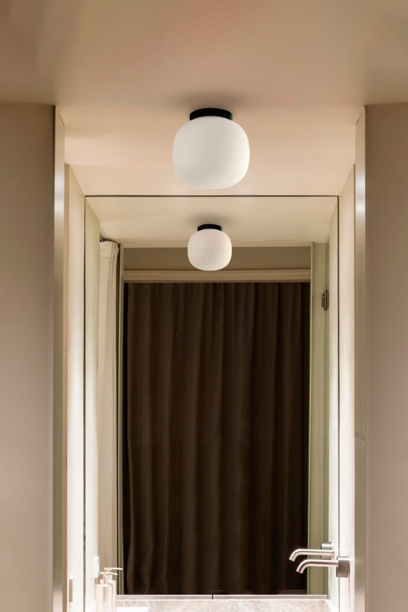 Amelia Ø22 Svart badrumslampa från Faro Barcelona - Amelia &auml;r en taklampa i svart, designad av H&eacute;ctor Serrano, med ett l&auml;tt och luftigt uttryck.