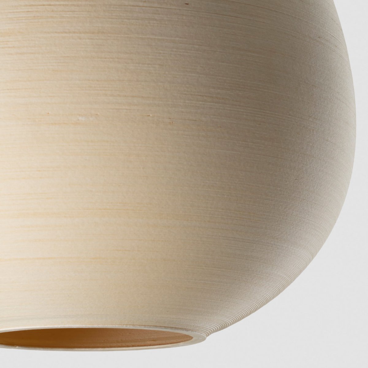 Tierra Ø52 Beige taklampa från Faro Barcelona - Tierra 520, formgiven av H&eacute;ctor Serrano, &auml;r tillverkad i 3D-printad PLA och &aring;tervunnen tallcellulosa.