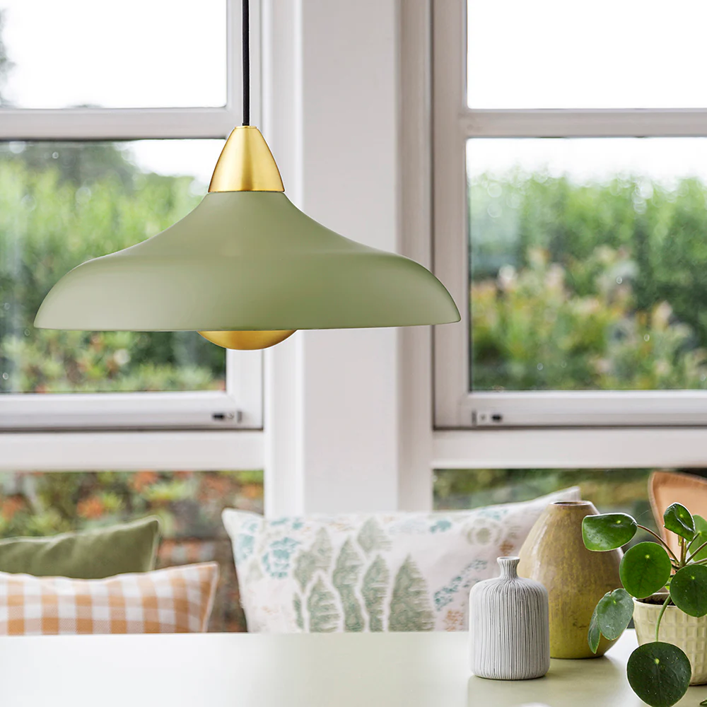 Urban Wide Ø36 Olivgrön taklampa från Superliving - F&ouml;rh&ouml;j ditt hem med den moderna pendellampan Urban Wide, en stilfull kombination av matt olivgr&ouml;n finish och eleganta m&auml;ssingsdetaljer.