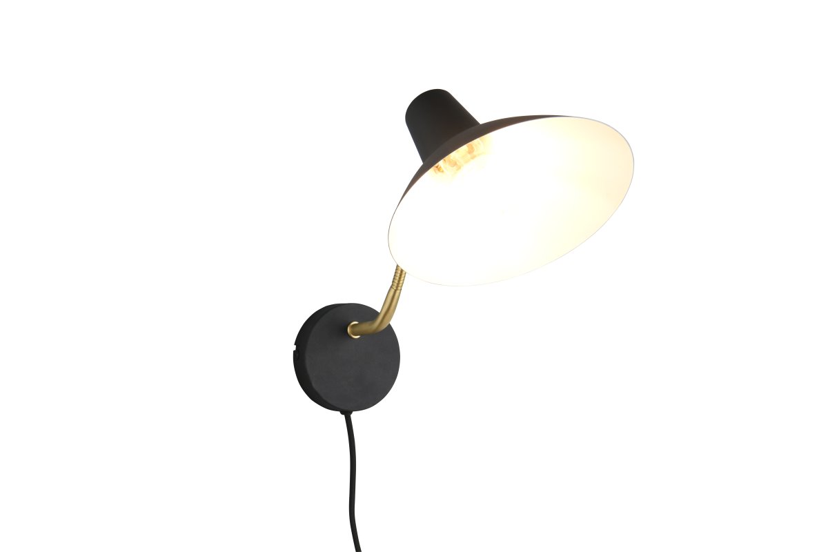 Traveller 38cm Svart vägglampa från Trio Lighting - Den svarta f&auml;rgen och armen i matt m&auml;ssing ger ett elegant uttryck som passar i m&aring;nga inredningsstilar.