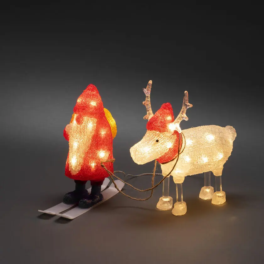 Tomte med ren akryl Röd från Konstsmide - Med 40 varmvita LED-ljus och detaljer som skidor och tomteluva sprider figurerna b&aring;de humor och julk&auml;nsla.