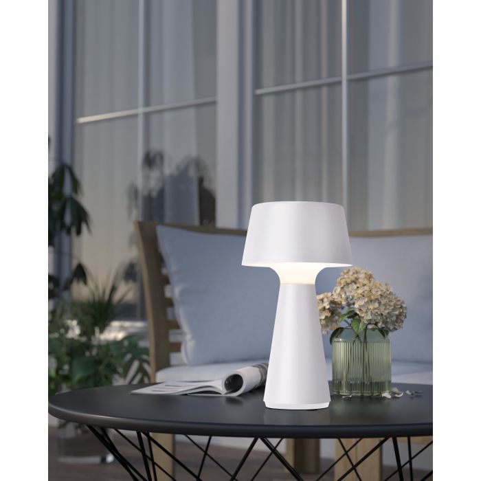 Huesa 30cm Vit portabel från Eglo - Lampan &auml;r IP44-klassad och passar d&auml;rf&ouml;r perfekt f&ouml;r b&aring;de inomhus- och utomhusmilj&ouml;er.